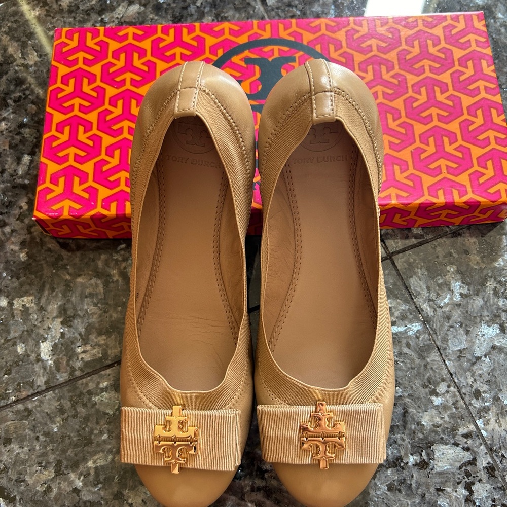 Tory Burch Beige Leather Ballet Flats with Gold Logo Sz 7